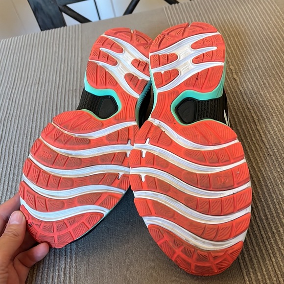 ASICS running shoes - Picture 4 of 7